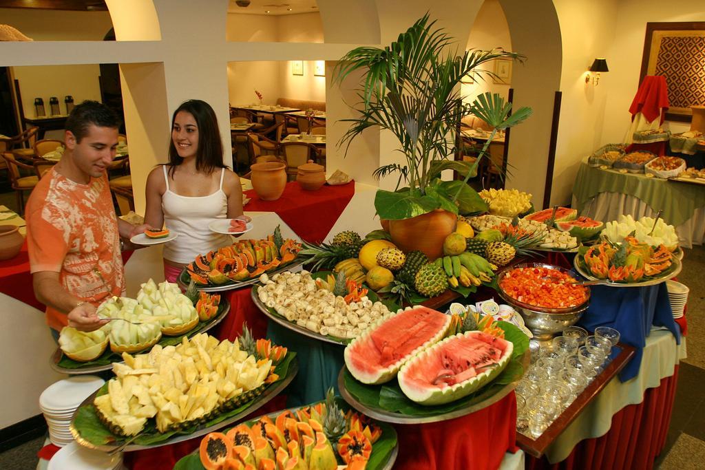 Hotel Tropical Manaus Exterior foto A fruit buffet