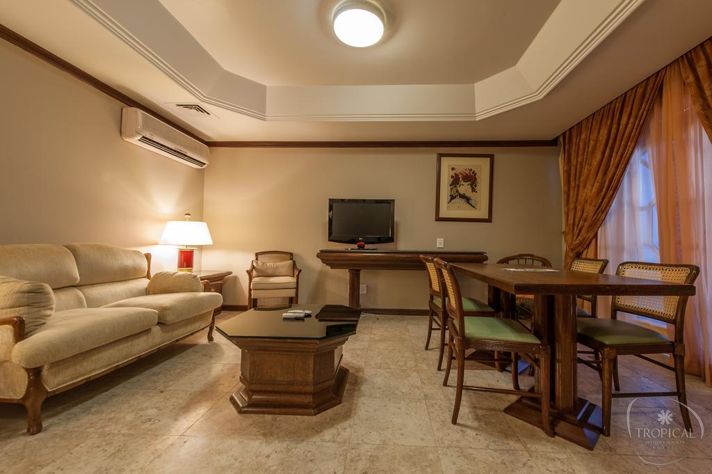 Hotel Tropical Manaus Exterior foto A living room in a suite