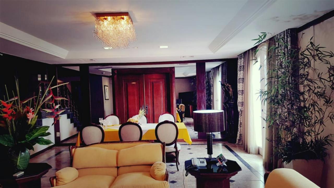Hotel Tropical Manaus Exterior foto A living room in a luxury apartment