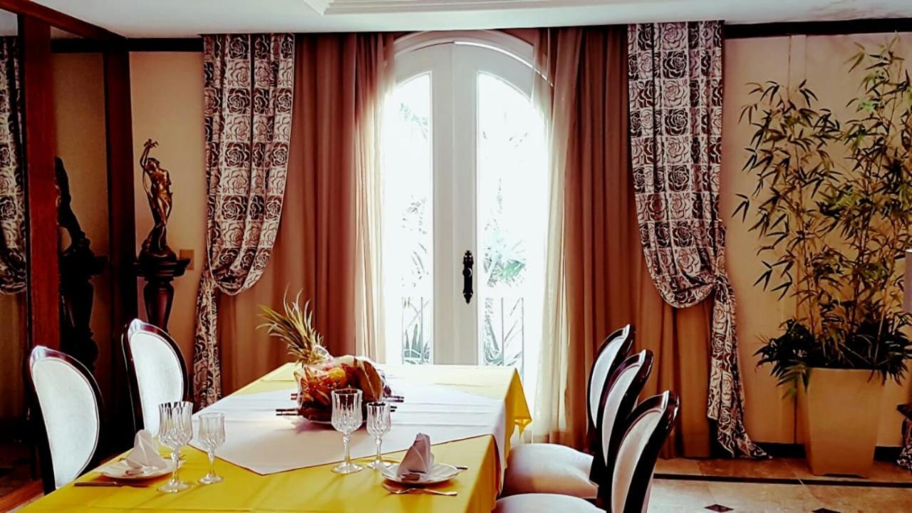 Hotel Tropical Manaus Exterior foto Curtains in a dining room