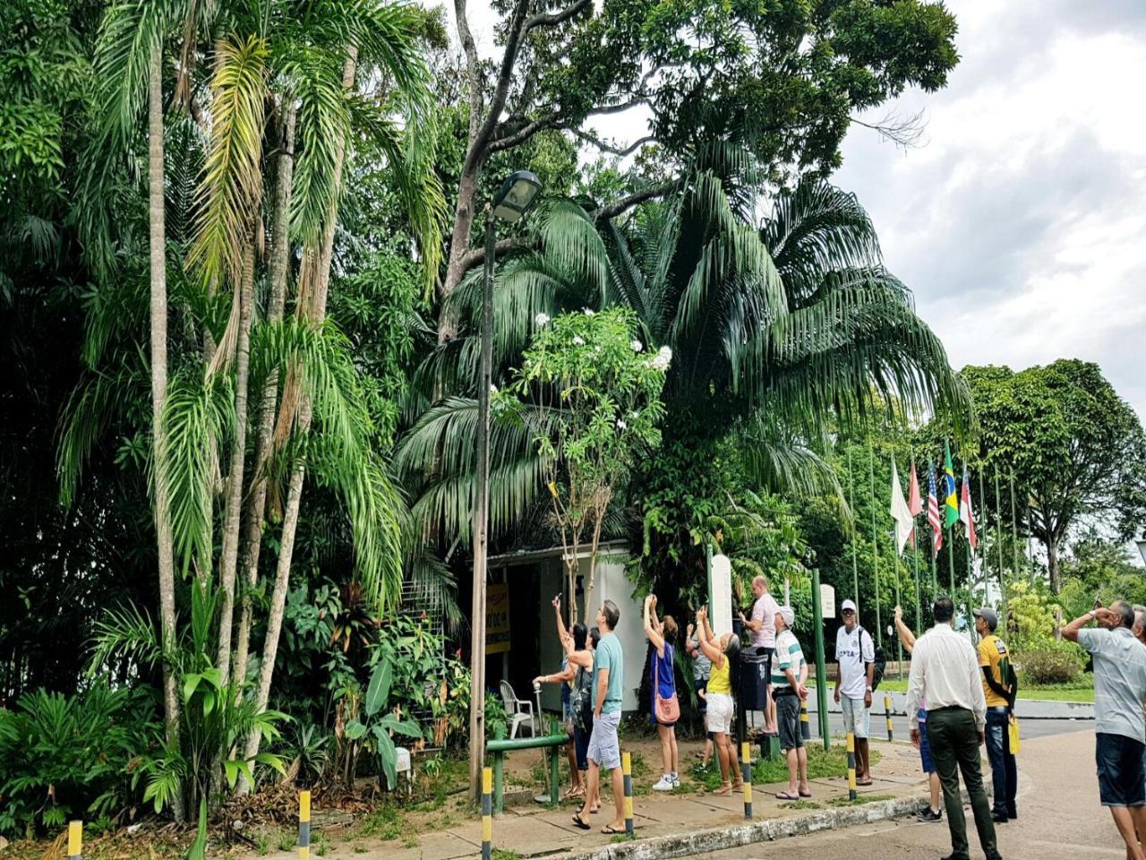 Hotel Tropical Manaus Exterior foto Visitors at the entrance of the zoo