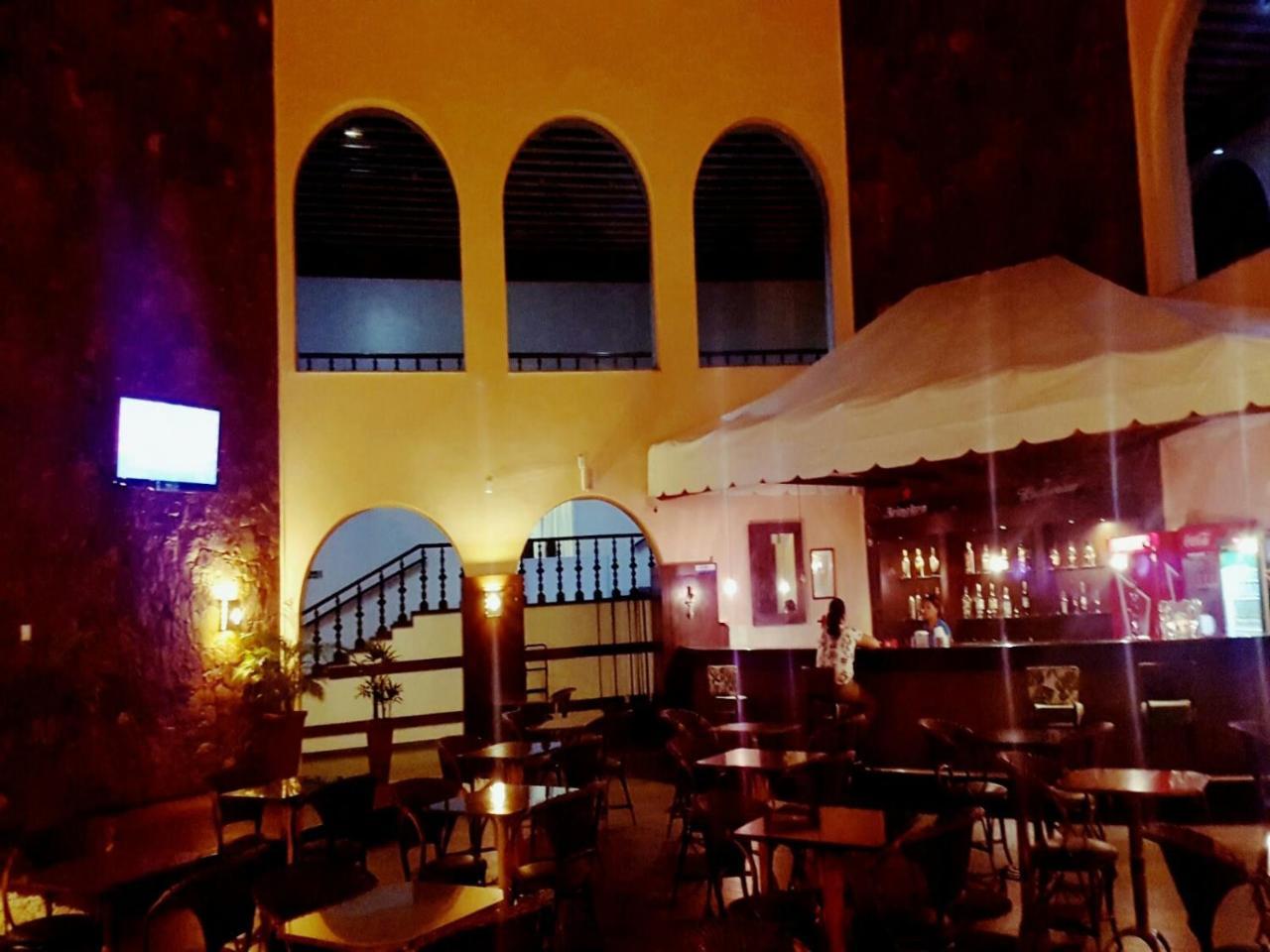 Hotel Tropical Manaus Exterior foto The interior of the bar