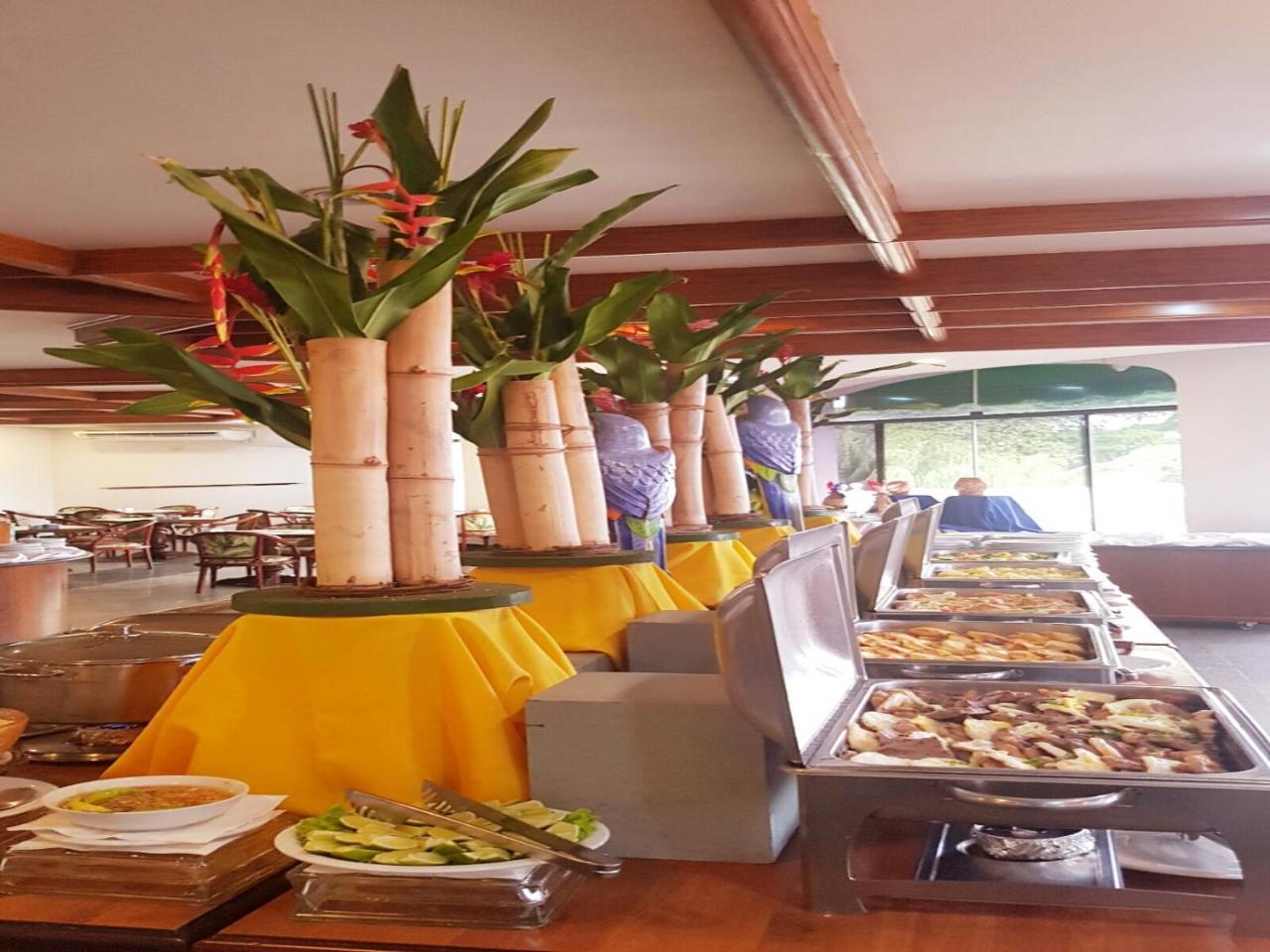 Hotel Tropical Manaus Exterior foto A buffet at a hotel